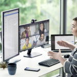 eine Person, die an einem Schreibtisch vor einem Laptop-Computer sitzt